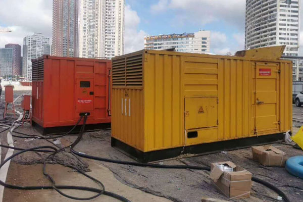 建水压力测试时，发电机组的燃油系统需要达到多少压力？